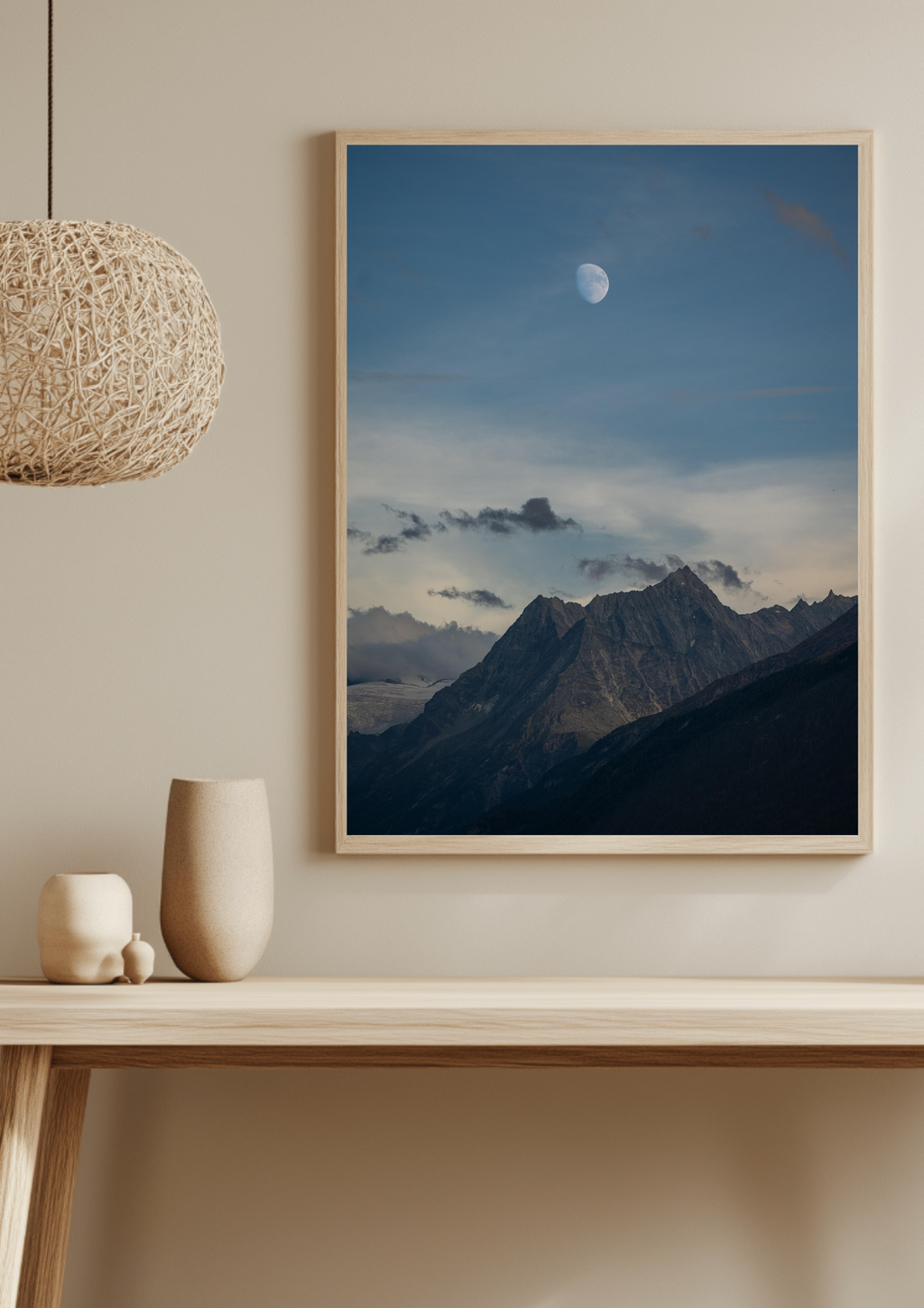 Ro plakat - bjerg i skumringen med måne og skyer - mental ro